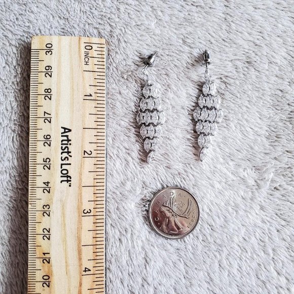 dainty chandelier earrings w/ layered tiers of bright diamonds💎 - Picture 3 of 4